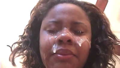 Swart Brasiliaanse meisie kry 'n sperma op haar gesig na anale seks met 'n groot piel