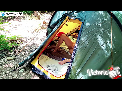 ❤️ Op kamera verfilm Passievolle ruk vreemdeling in 'n tent ❤️ Mooi pornografie by ons ❤