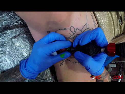 ❤️ Uiters getatoeëerde hottie Sully Savage het 'n tatoeëermerk op haar klitoris gekry ❤️ Mooi pornografie by ons ❤