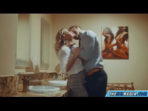 ❤️ Wanneer 'n rondborstige blondine jou in 'n openbare toilet verlei ❤️ Mooi pornografie by ons ❤
